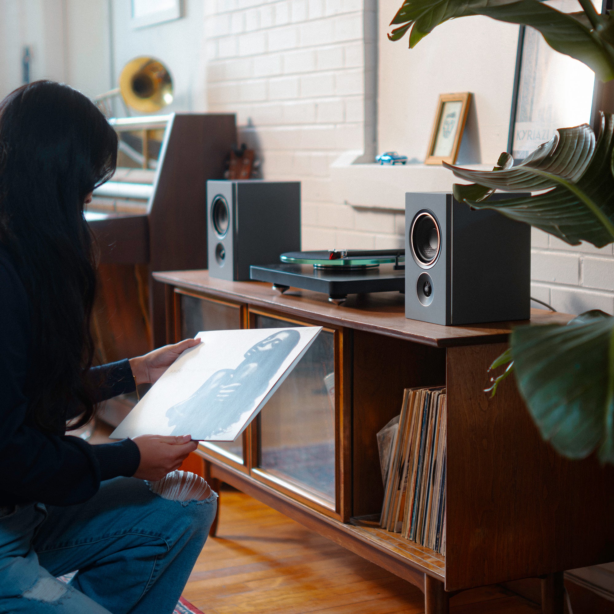 PSB iQ2 wireless speakers with turntable