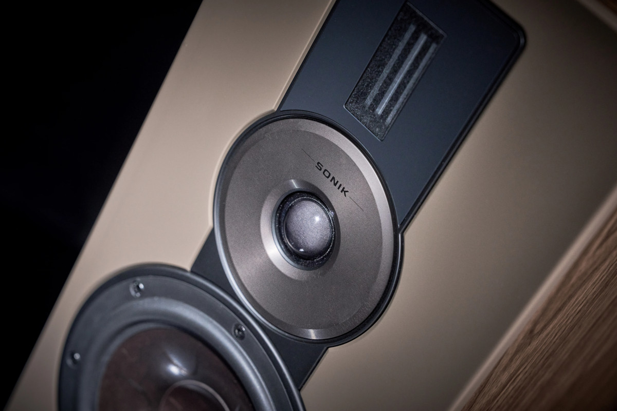 DALI SONIK 9 Floorstanding Speakers