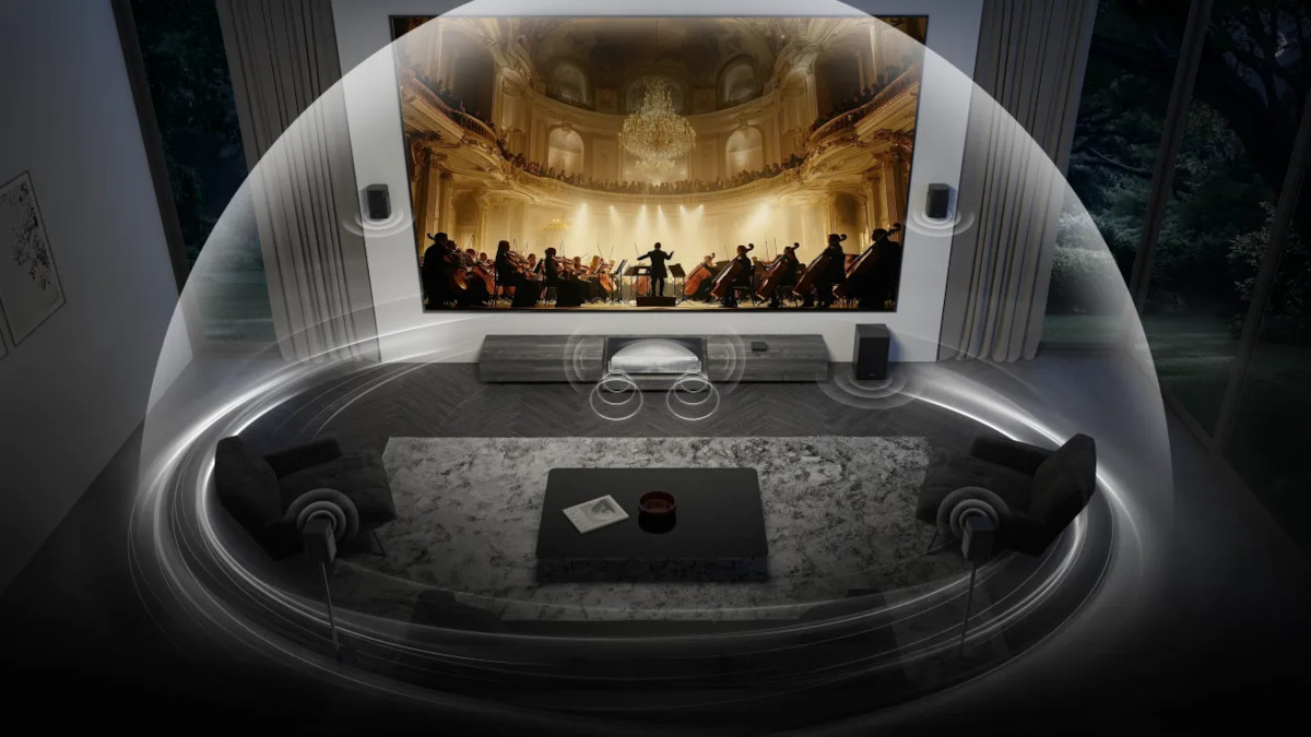 Living-room illustration with a projected orchestra, projector and separate speakers surrounded by sound-wave graphics.